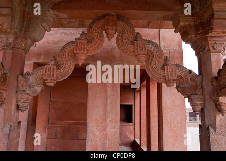 Fatehpur Sikri, Uttar Pradesh, Inde. Corbeled Arch dans le Diwan-i-Khas (Hall d'Audience privée). Banque D'Images