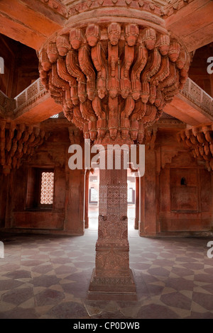 Fatehpur Sikri, l'Inde. Le Pilier du trône dans le Diwan-i-Khas (Hall d'Audience privée). Banque D'Images