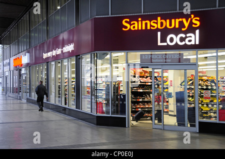 Tôt le matin voir de supermarché Sainsburys convenience store shop/à côté de la gare de Euston London England UK Banque D'Images