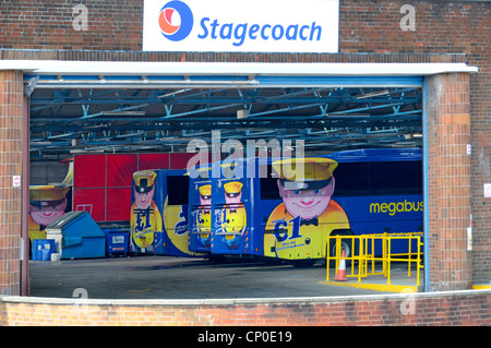 Dépôt de bus Stagecoach megabus comprend des entraîneurs euro données dans Megabus.com graphique publicitaire sur le côté de l'entraîneur Rugby Warwickshire Angleterre UK Banque D'Images