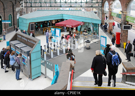 Regardant vers le bas sur le billet d'entrée et de sortie dans les principaux obstacles à la gare ferroviaire comprend un café Costa Banque D'Images