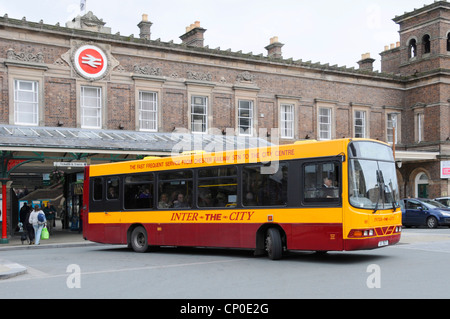 Seul decker bus navette coach service quitte la gare, prendre les passagers des chemins de fer du centre ville Cheshire England UK Banque D'Images