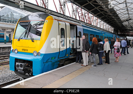 La gare de Chester les passagers d'un train arriva Cheshire England UK Banque D'Images