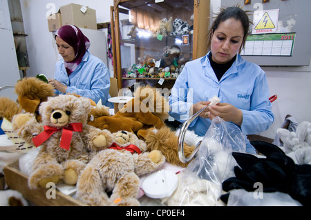 La Tunisie, Sidi Bouzid : 1 000 femmes travaillent dans l'usine de production allemande Steiff jouets pour animaux pour l'Allemagne et d'autres pays Banque D'Images