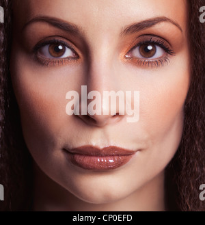 Face closeup portrait de beauté d'une femme avec de beaux yeux dans la trentaine