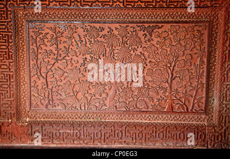 Fatehpur Sikri, Uttar Pradesh, Inde. Sculpture d'un pittoresque jardin scène sur le mur de la Maison de la Sultana. Banque D'Images