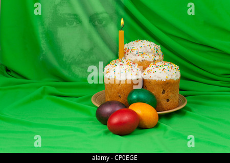 Gâteau de Pâques et les oeufs colorés sur fond de matière verte Banque D'Images