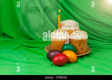 Gâteau de Pâques et les oeufs colorés sur fond de matière verte Banque D'Images