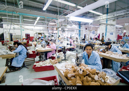 La Tunisie, Sidi Bouzid : 1 000 femmes travaillent dans l'usine de production allemande Steiff jouets pour animaux pour l'Allemagne et d'autres pays Banque D'Images