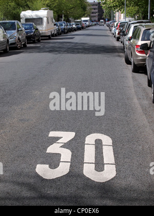 Zone de circulation apaisée en Allemagne, limite de vitesse 30 km/h Banque D'Images