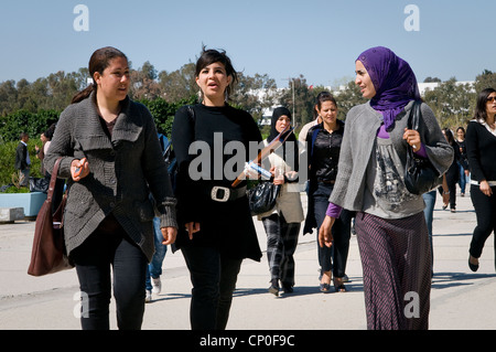 Plus de femmes que d'hommes en Tunisie étude et le chômage parmi les femmes universitaires est plus élevé que chez les hommes. Banque D'Images