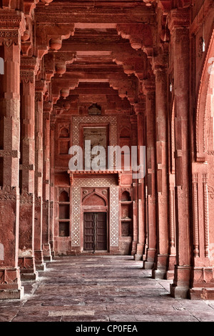 Fatehpur Sikri, l'Inde. Couloir de la mosquée Jama Masjid (Dargah). Les frais généraux des arches de style hindou, islamique voûte au-dessus de la porte. Banque D'Images