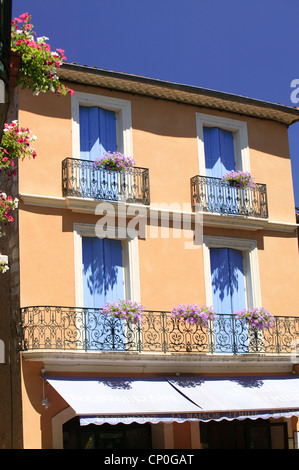 Des volets bleus à Cessenon sur Orb Herault Occitaine France Banque D'Images