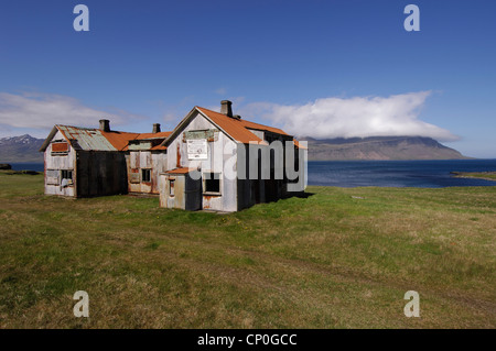 Ancien bâtiment de l'hôpital abandonné à l'embouchure d'Faskrudfjordur dans les Fjords de l'Est Région de l'Est de l'Islande. Banque D'Images