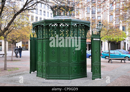 Berlin, Allemagne. Public (hommes) les toilettes dans la Gendarmenmarkt Banque D'Images