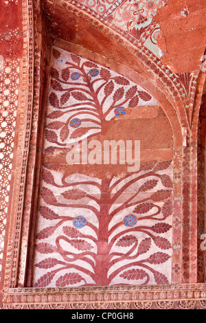 Fatehpur Sikri, l'Inde. Décoration florale peinte à l'intérieur de l'entrée de la salle de prière de la mosquée Jama Masjid (Dargah). Banque D'Images