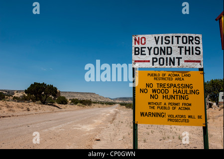 Pas de visiteurs panneau d'avertissement à Acoma Pueblo de la terre. Le Nouveau Mexique. USA Banque D'Images