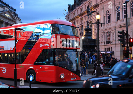 De nouveaux bus pour Londres dans Piccadilly Circus Banque D'Images