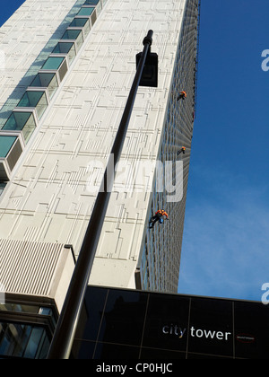 Trois vitres à l'extérieur de la Tour de ville dans la région de Manchester UK Banque D'Images