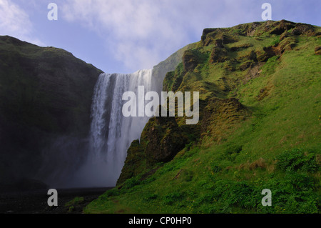 Plus haute cascade d'Islande (60m) Skogar (Skogafoss) dans le sud-ouest de l'île Banque D'Images