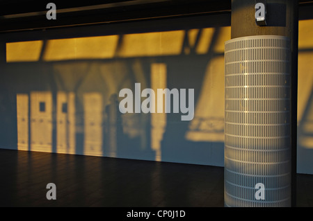 Résumé semi-jeu de lumière et d'ombres dans l'aérogare à l'aéroport international de Keflavik, près de Reykjavik, Islande Banque D'Images