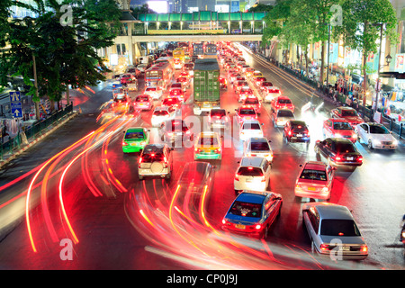 Cette image a été prise à Bangkok (près de Central World) à 23:00h. L'exposition de longue durée montre le trafic de nuit. Banque D'Images