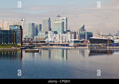 Voir l'ouest vers le quartier financier de Canary Wharf à Londres, du Royal Victoria Dock, London, eng;la terre, UK Banque D'Images