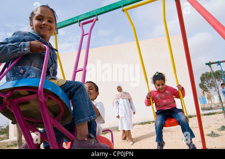 Autour de Sidi Bouzid a beaucoup de petits villages. Presque tous les enfants vont à l'école, également dans les zones rurales. La mixité est la norme. Banque D'Images