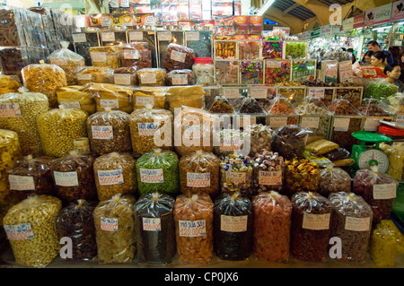 Close up horizontale de sacs de bonbons, de noix et fruits séchés en vente par kilo dans un marché au Vietnam. Banque D'Images