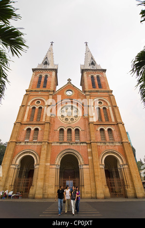 Grand angle vertical de personnes à l'extérieur de la Basilique Notre-Dame de Saigon, Nhà thờ Đức Sài Gòn Bà, au centre-ville de Ho Chi Minh Ville, Vietnam. Banque D'Images