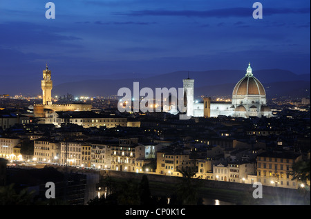 Les toits de Florence, y compris la cathédrale de Florence et le Palazzo Vecchio, au crépuscule, à Florence, Toscane, Italie Banque D'Images