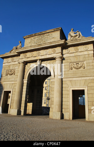 Ancienne ville de Porta Garibaldi entrée gate sur ciel bleu, Milan, Lombardie, Italie Banque D'Images