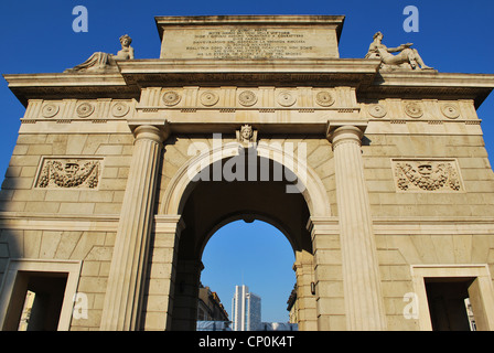 Ancienne ville de Porta Garibaldi entrée gate sur ciel bleu, Milan, Lombardie, Italie Banque D'Images