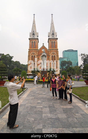 Vue verticale de la Basilique Notre-Dame de Saigon, Vương cung thánh đường Đức Sài Gòn Bà, au centre-ville de Ho Chi Minh Ville, Vietnam. Banque D'Images