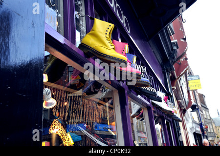 Bottes en cuir de couleur boutique de la ville de Durham en avant Banque D'Images