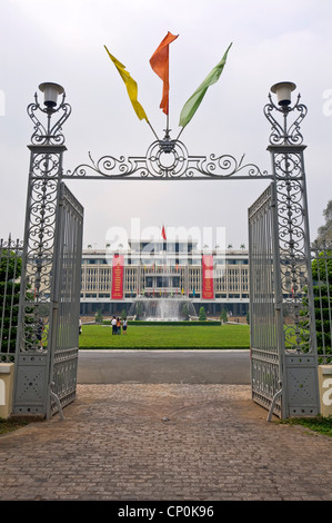 Grand angle vertical de l'extérieur du palais de la réunification ou Hall, Dinh Thống Nhất, dans le centre de Ho Chi Minh Ville au coucher du soleil. Banque D'Images