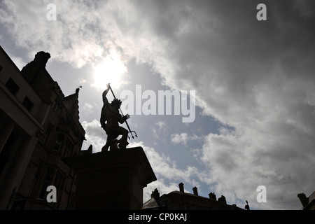 Statue de Neptune à Durham City Market Place en silhouette Banque D'Images