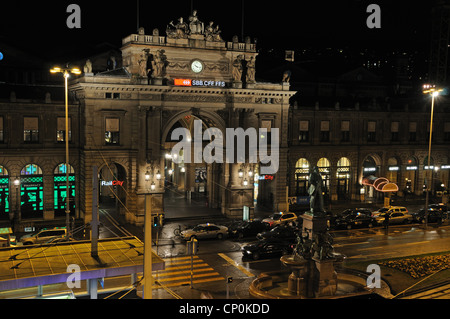 Vue nocturne de l'entrée principale de la gare centrale de Zurich, Canton de Zurich, Suisse Banque D'Images