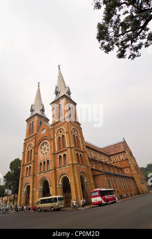 Grand angle vertical de Saigon Notre-Dame Basilica, Vương cung thánh đường Đức Sài Gòn Bà à Ho Chi Minh City, Vietnam. Banque D'Images