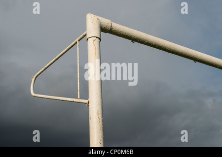 Détail de poteau de but de football et la traverse contre moody sky Banque D'Images