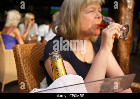 Une Femme buvant Valdivieso rosé mousseux dans Barasti bar à Dubaï, Émirats Arabes Unis Banque D'Images