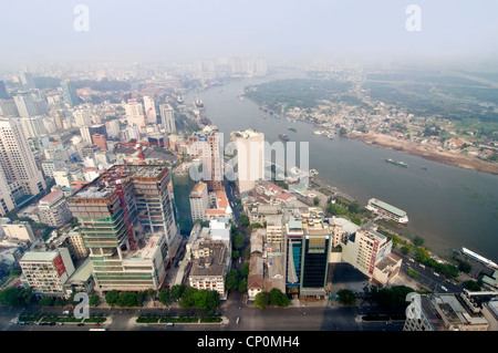 Au nord horizontale vue aérienne sur la rivière Saigon et l'élaboration de Ho Chi Minh Ville, Vietnam. Banque D'Images