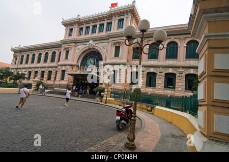 Grand angle horizontal de l'extérieur du bureau de poste central de Saigon, Bưu điện thành phố Hồ Chí Minh, au centre-ville de Ho Chi Minh Ville. Banque D'Images