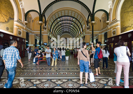 Grand angle horizontal de l'intérieur Poste Centrale de Saïgon, Bưu điện thành phố Hồ Chí Minh, à Ho Chi Minh Ville. Banque D'Images