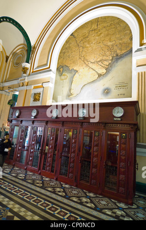 Vue verticale d'une ligne de téléphone à l'ancienne poste centrale de Saïgon, Bưu điện thành phố Hồ Chí Minh, à Ho Chi Minh Banque D'Images