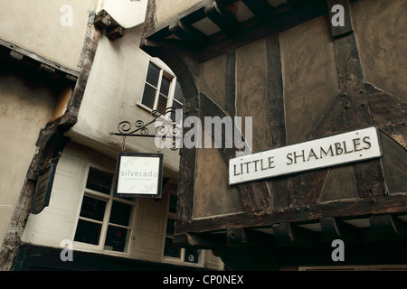 Peu de shambles signe dans le rues de tudor York Shambles Banque D'Images