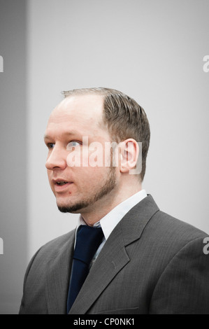 Oslo, Norvège. 27/04/2012. Anders Behring Breivik terroriste apparaît au tribunal au cours de sa trace dans la cour d'Oslo chambre. Banque D'Images