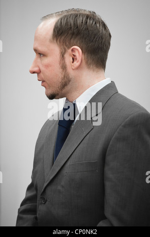 Oslo, Norvège. 27/04/2012. Anders Behring Breivik terroriste apparaît au tribunal au cours de sa trace dans la cour d'Oslo chambre. Banque D'Images