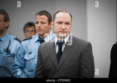 Oslo, Norvège. 27/04/2012. Anders Behring Breivik terroriste apparaît au tribunal au cours de sa trace dans la cour d'Oslo chambre. Banque D'Images