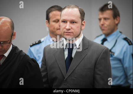 Oslo, Norvège. 27/04/2012. Anders Behring Breivik terroriste apparaît au tribunal au cours de sa trace dans la cour d'Oslo chambre. Banque D'Images